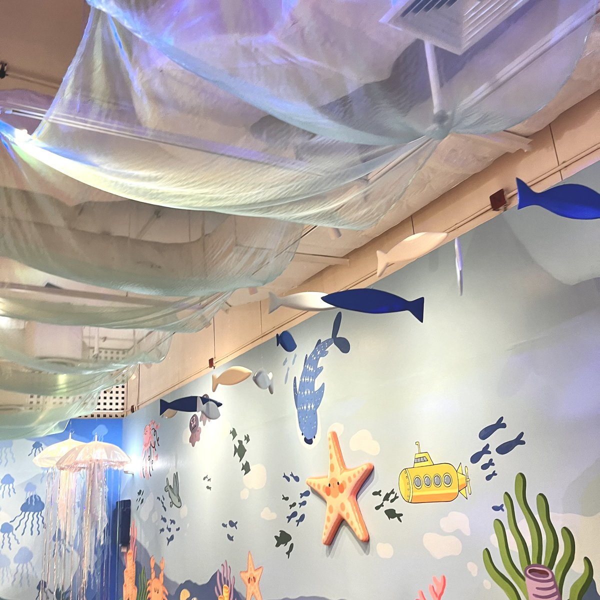 h7ddnS's tweet image. 🫧SUPPLY IN MRT!🫧

ใครแวะไป MRT พหลโยธินมาแล้วบ้าง? ตอนนี้เขาเปลี่ยนเป็นธีม Into the sea แล้วนะ
ปลายได้มีโอกาสเป็นส่วนนึงได้ทำลายที่สถานีด้วย 😳🐠🪼

นอกจากงานของปลายแล้วยังมีงานของเพื่อนๆศิลปินอีกหลายคนเลย
แวะไปชมได้ที่สถานีพหลโยธินนะคะ🦀🐳🐡

#MRT #METROART #h7ddnsartwork