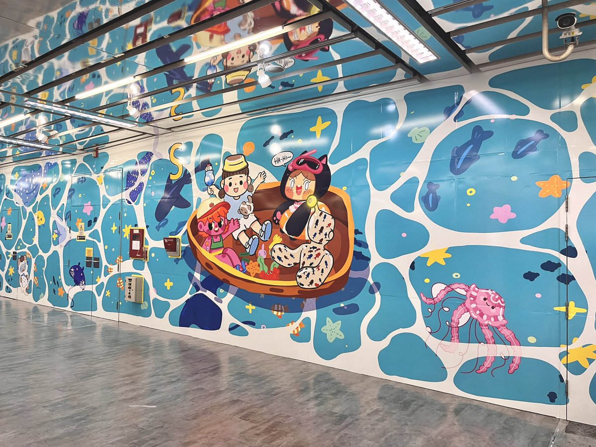 h7ddnS's tweet image. 🫧SUPPLY IN MRT!🫧

ใครแวะไป MRT พหลโยธินมาแล้วบ้าง? ตอนนี้เขาเปลี่ยนเป็นธีม Into the sea แล้วนะ
ปลายได้มีโอกาสเป็นส่วนนึงได้ทำลายที่สถานีด้วย 😳🐠🪼

นอกจากงานของปลายแล้วยังมีงานของเพื่อนๆศิลปินอีกหลายคนเลย
แวะไปชมได้ที่สถานีพหลโยธินนะคะ🦀🐳🐡

#MRT #METROART #h7ddnsartwork