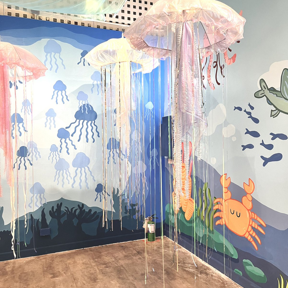 h7ddnS's tweet image. 🫧SUPPLY IN MRT!🫧

ใครแวะไป MRT พหลโยธินมาแล้วบ้าง? ตอนนี้เขาเปลี่ยนเป็นธีม Into the sea แล้วนะ
ปลายได้มีโอกาสเป็นส่วนนึงได้ทำลายที่สถานีด้วย 😳🐠🪼

นอกจากงานของปลายแล้วยังมีงานของเพื่อนๆศิลปินอีกหลายคนเลย
แวะไปชมได้ที่สถานีพหลโยธินนะคะ🦀🐳🐡

#MRT #METROART #h7ddnsartwork