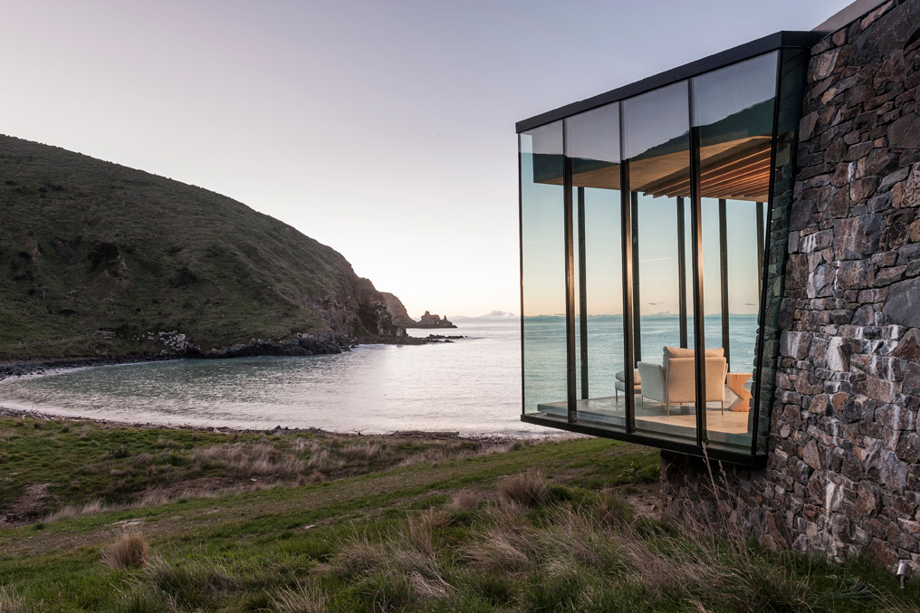 blisssupersized's tweet photo. Ideas - Texture: Seascape Retreat by Patterson Associates in New Zealand - like an eyebrow this cabin tugs into the natural setting of the hill to allow for breathtaking views - creating a peaceful spot for habitation
..
(about project and architects: https://t.co/EIEbIPzgic ) https://t.co/ynUQW2Ckkx