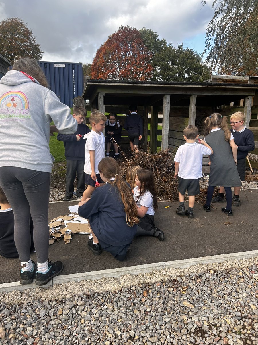 Thank you to Una, our parent gardening volunteer, for working with the eco-committee and some Y2 pupils to sort out our compost heap. Hopefully we will be making our own compost by spring time. <a href="/EcoSchoolsWales/">Eco-Schools Wales</a> @GoytreFawr