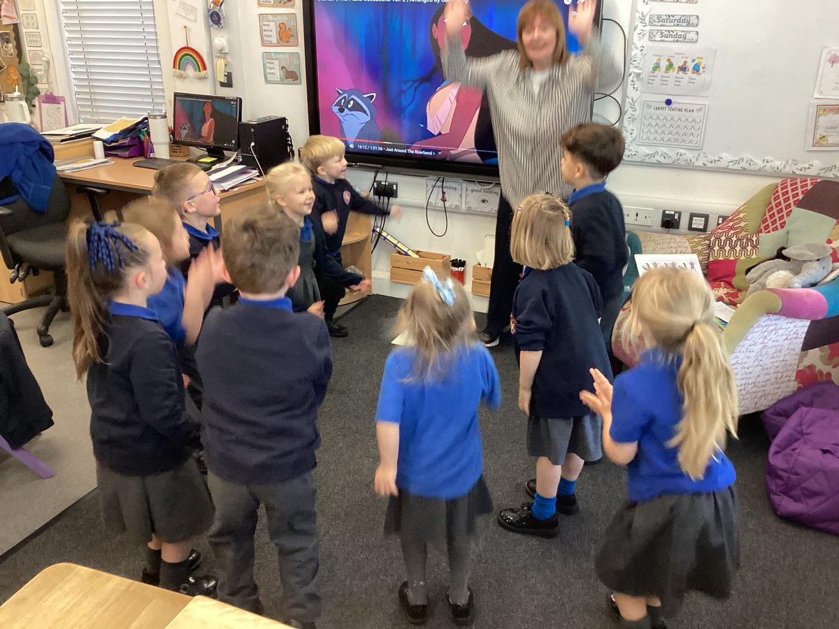 halebank_sch's tweet image. Cherry class used their bodies to make repeating patterns in Maths today. #HBCherry #HBMaths #repeatingpatterns