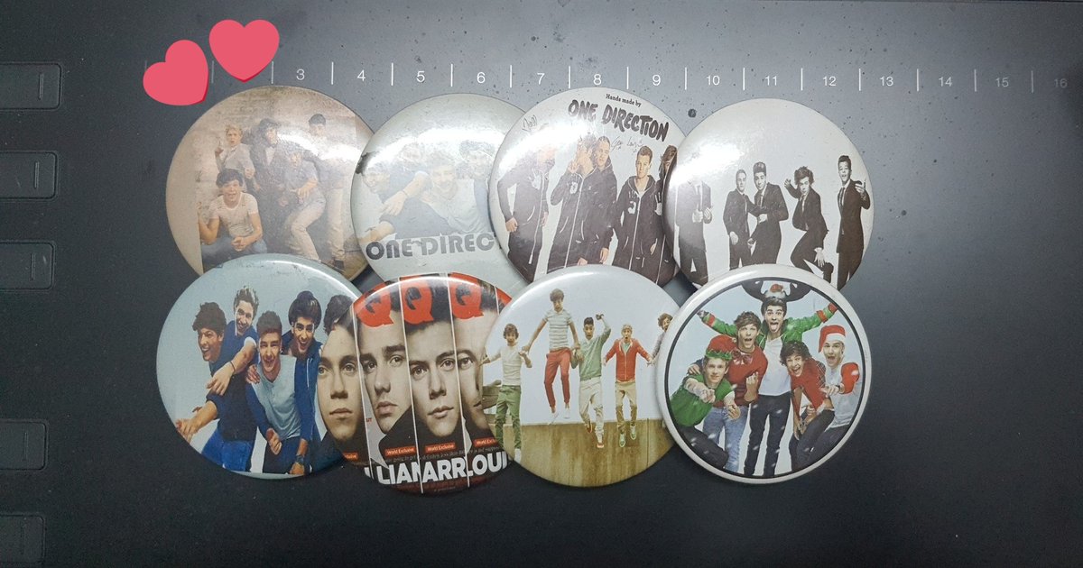 ESRAA7532's tweet photo. So #Directioners did you get that memory treasure box out? we were going to open again in the reunion #OneDirection 🫂 💔❤️‍🩹
Can't believe it 
And BTW I have kept  the one next to ❤️❤️ in my purse,pocket, bag wherever I go since I got it years ago 🥹💔
RIP #Liam_Payne https://t.co/yRyEdX7sTw