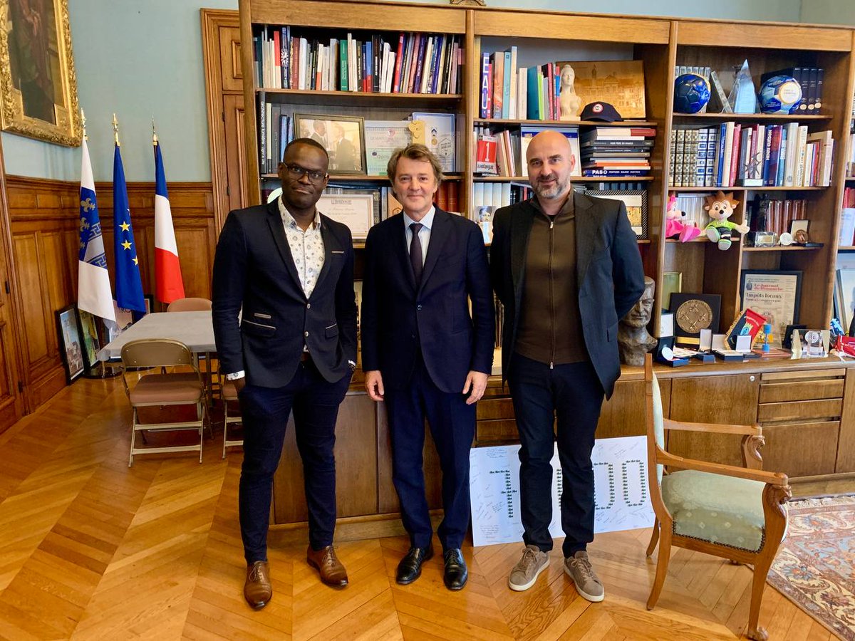 RDV AVEC EDWIN PINDI ⚽
François Baroin, maire de Troyes et président de Troyes Champagne Métropole, a rencontré cet après-midi Edwin Pindi, récemment nommé président exécutif et directeur général de l'ESTAC, en présence d’Antoine Sibierski, directeur sportif du club.
1/2