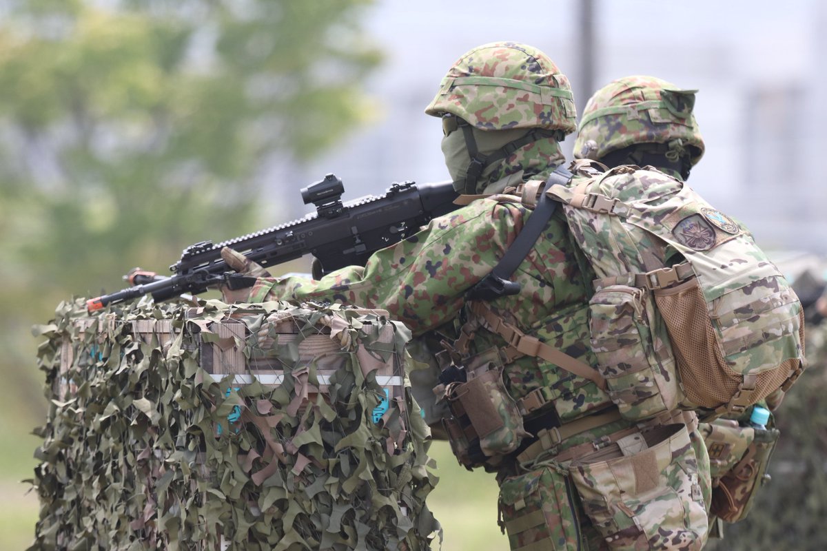 Japanese soldiers using the American EOTech HWS & Magnifier as