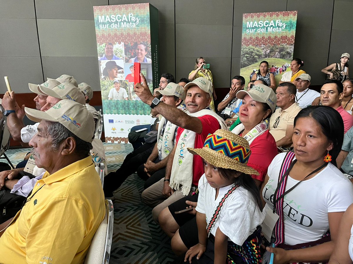 InstitutoSINCHI's tweet photo. #MASCApaz Hoy cierre de proyecto en Villavicencio. Las comunidades de 6 municipios del Sur del Meta están orgullosas de las iniciativas sostenibles que adelantaron y que demuestran que la paz es bienestar. También son líderes de conservación y restauración de los bosques🌳🌿 https://t.co/Ra18M7PUdI
