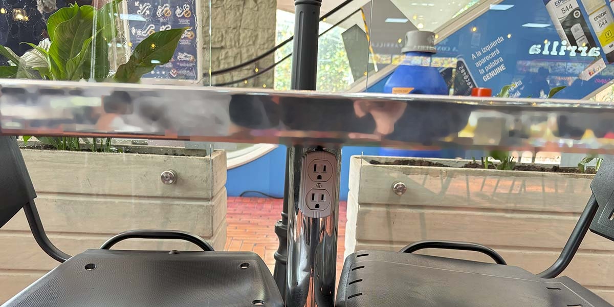 Nuevo servicio en el Centro de Alta Tecnología. Disfruta conexión para recargar tus dispositivos mientras difrutas deliciosos platos gourmet en la Plazoleta de Comidas. 😁👍 cat.com.co/nuevo-benefici…