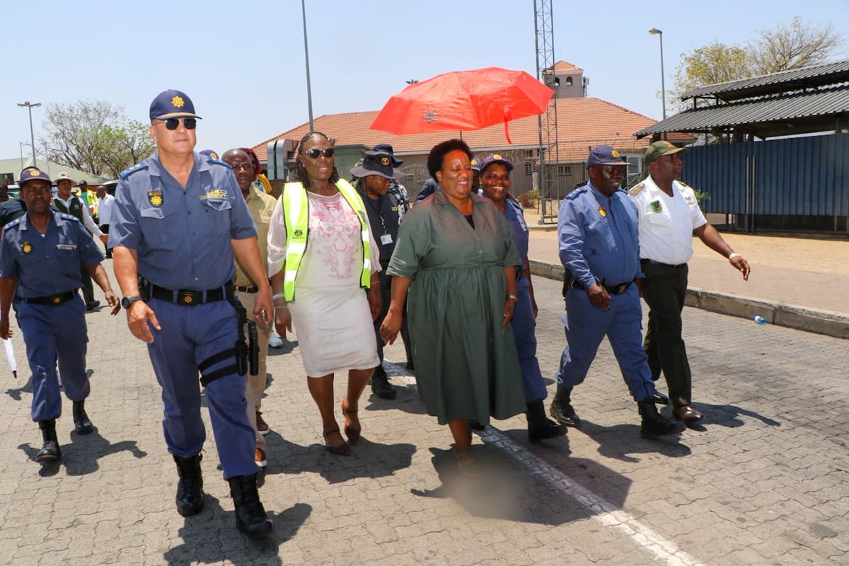 _ArriveAlive's tweet photo. MEC Mathye leads oversight visit to Beitbridge Border Post  https://t.co/zNiDU3l4qz

#ArriveAlive #OversightVisit #BeitbridgeBorderPost @TransportLimCom https://t.co/2wJzT0idLE