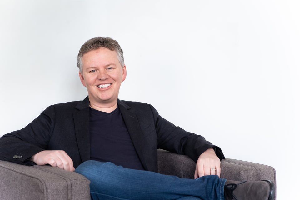 om's tweet photo. I just published an interview with @eastdakota that discusses the evolution of the Internet in the age of AI. Here is a thread outlining some key points he addresses in this conversation. https://t.co/1SXLXXxWJZ