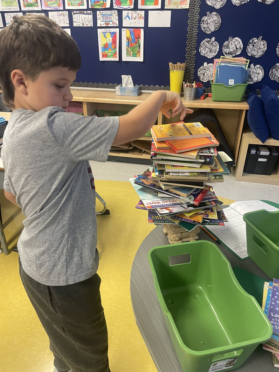 mme_seguin's tweet image. I popped into Gr3 @StCeciliaOCSB and got a chance to see Ss building structures that had to hold a load…great explanations on why they chose certain materials & how they built their structures #ocsbDeepLearning