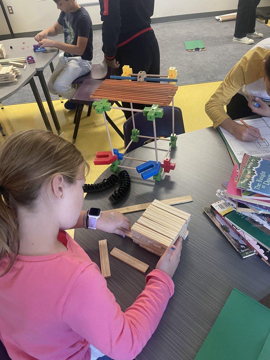 mme_seguin's tweet image. I popped into Gr3 @StCeciliaOCSB and got a chance to see Ss building structures that had to hold a load…great explanations on why they chose certain materials & how they built their structures #ocsbDeepLearning