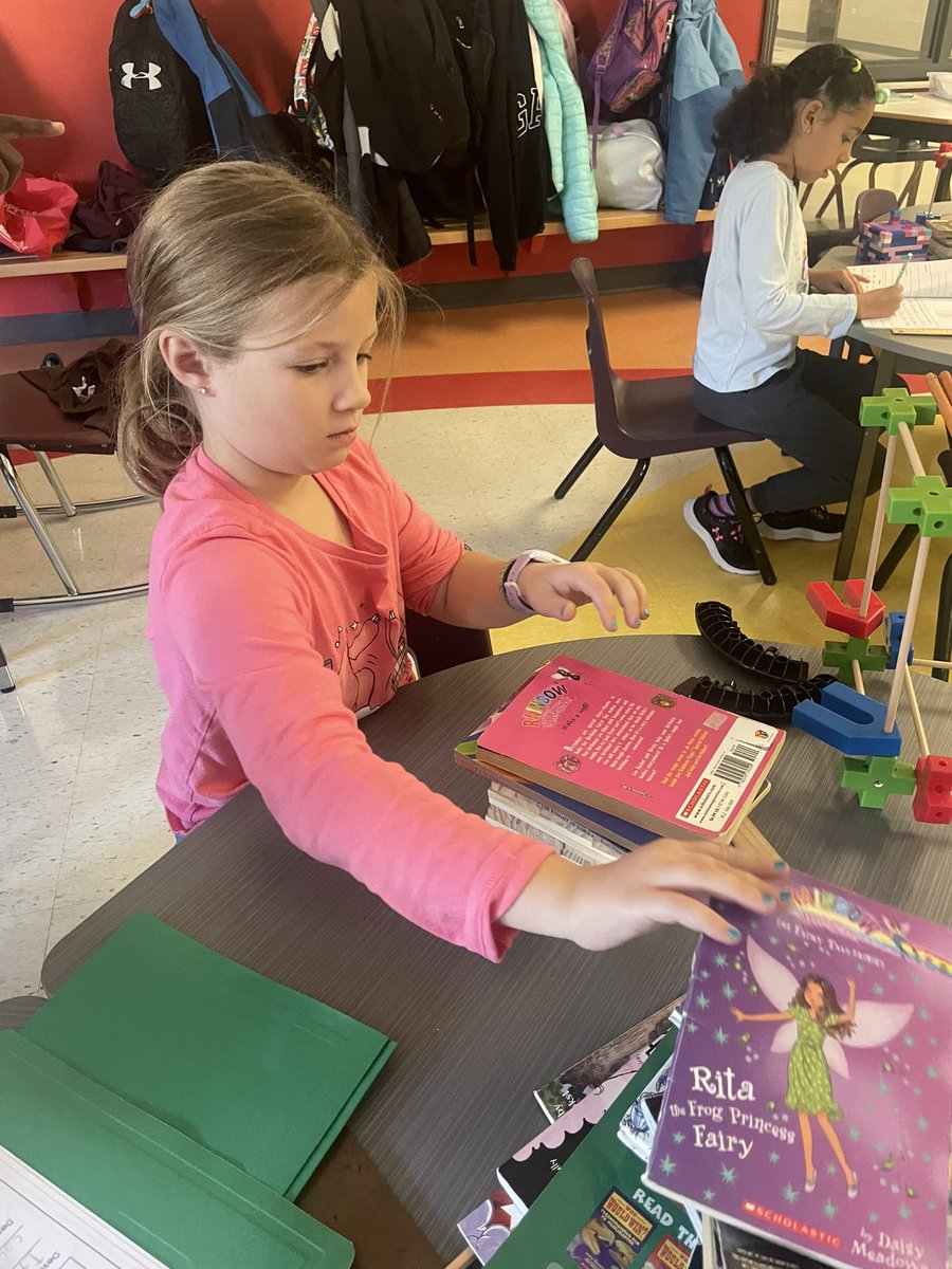 mme_seguin's tweet image. I popped into Gr3 @StCeciliaOCSB and got a chance to see Ss building structures that had to hold a load…great explanations on why they chose certain materials & how they built their structures #ocsbDeepLearning