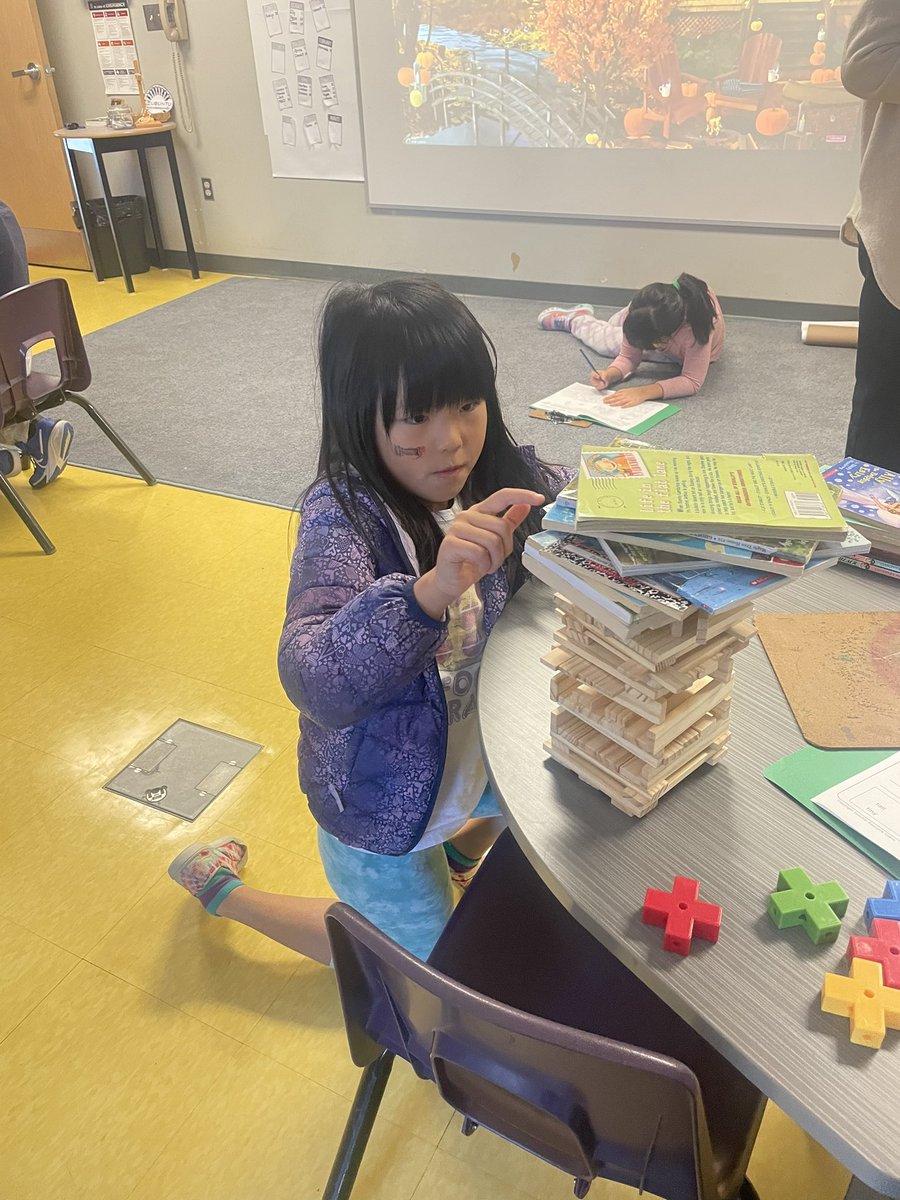 mme_seguin's tweet image. I popped into Gr3 @StCeciliaOCSB and got a chance to see Ss building structures that had to hold a load…great explanations on why they chose certain materials & how they built their structures #ocsbDeepLearning