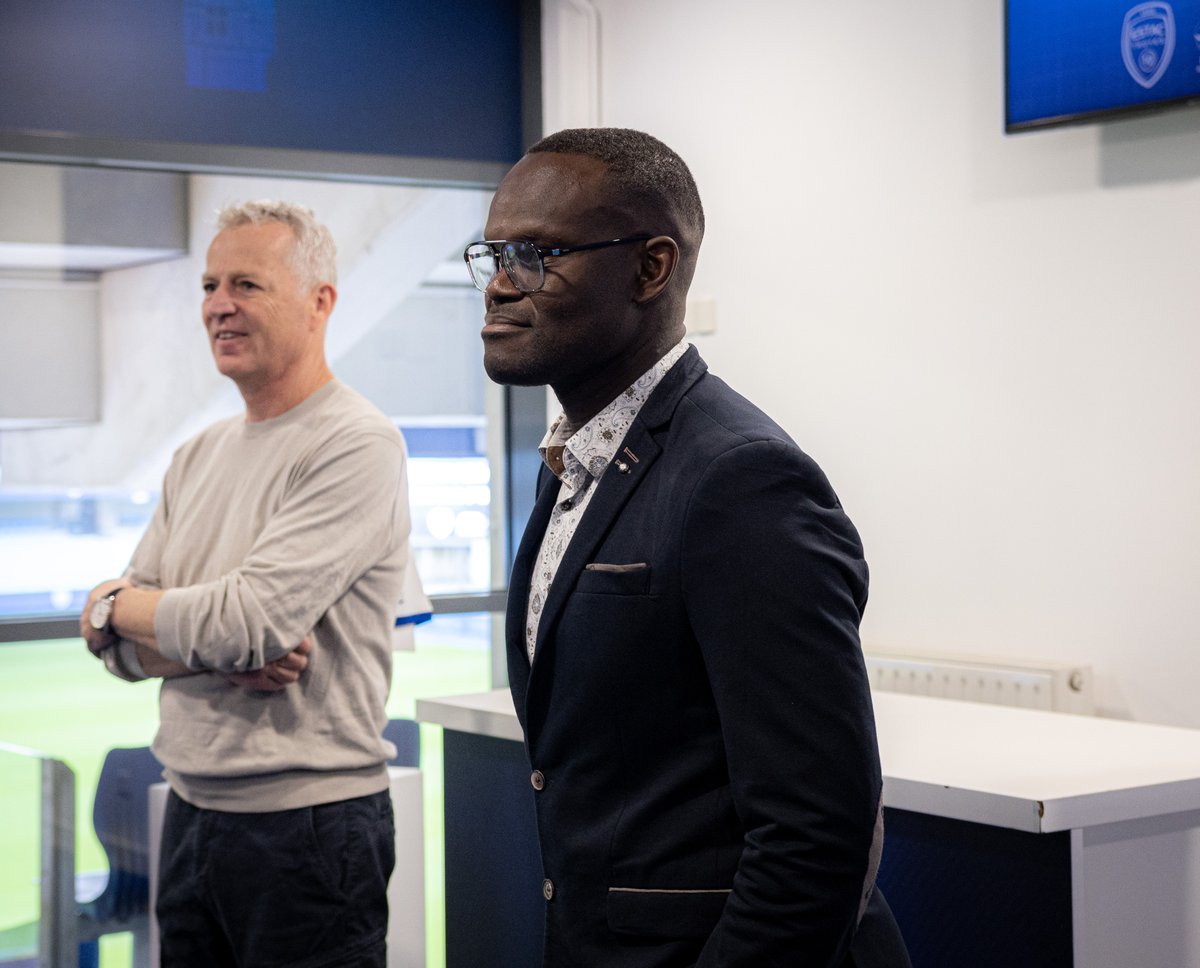 𝐄𝐝𝐰𝐢𝐧 𝐏𝐢𝐧𝐝𝐢 𝐩𝐫𝐞́𝐬𝐞𝐧𝐭𝐞́ 𝐚𝐮𝐱 𝐜𝐨𝐥𝐥𝐚𝐛𝐨𝐫𝐚𝐭𝐞𝐮𝐫𝐬 

Le nouveau Président exécutif et Directeur général de l'ESTAC a rencontré ce vendredi matin l'ensemble des collaborateurs du Club - SASP et Association - en présence de Roel de Vries. Il a exprimé sa