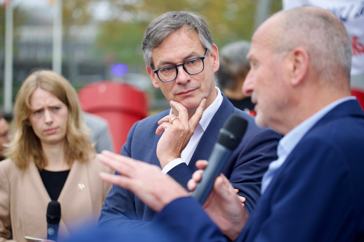 gemeenteheerlen's tweet photo. Massaal protest voor de deur van CZ! De gemeente en Ziekenhuisalliantie hebben vandaag opnieuw hun handen uitgestoken om samen met CZ en Zuyderland naar oplossingen te zoeken. Voor het personeelstekort bijv. Het kan en mag namelijk niet zo zijn dat de SEH, IC en het geboortecentrum verdwijnen uit het ziekenhuis in Heerlen. Dat zou een aderlating zijn voor de regio.