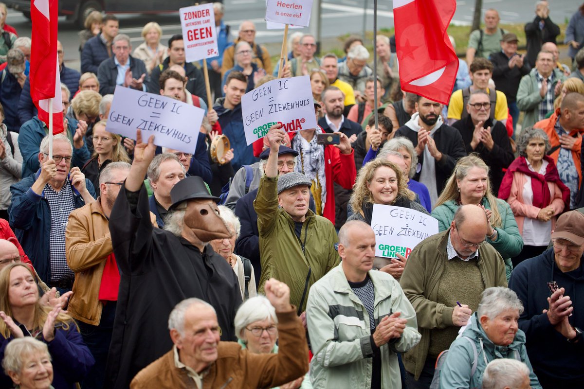 gemeenteheerlen's tweet photo. Massaal protest voor de deur van CZ! De gemeente en Ziekenhuisalliantie hebben vandaag opnieuw hun handen uitgestoken om samen met CZ en Zuyderland naar oplossingen te zoeken. Voor het personeelstekort bijv. Het kan en mag namelijk niet zo zijn dat de SEH, IC en het geboortecentrum verdwijnen uit het ziekenhuis in Heerlen. Dat zou een aderlating zijn voor de regio.
