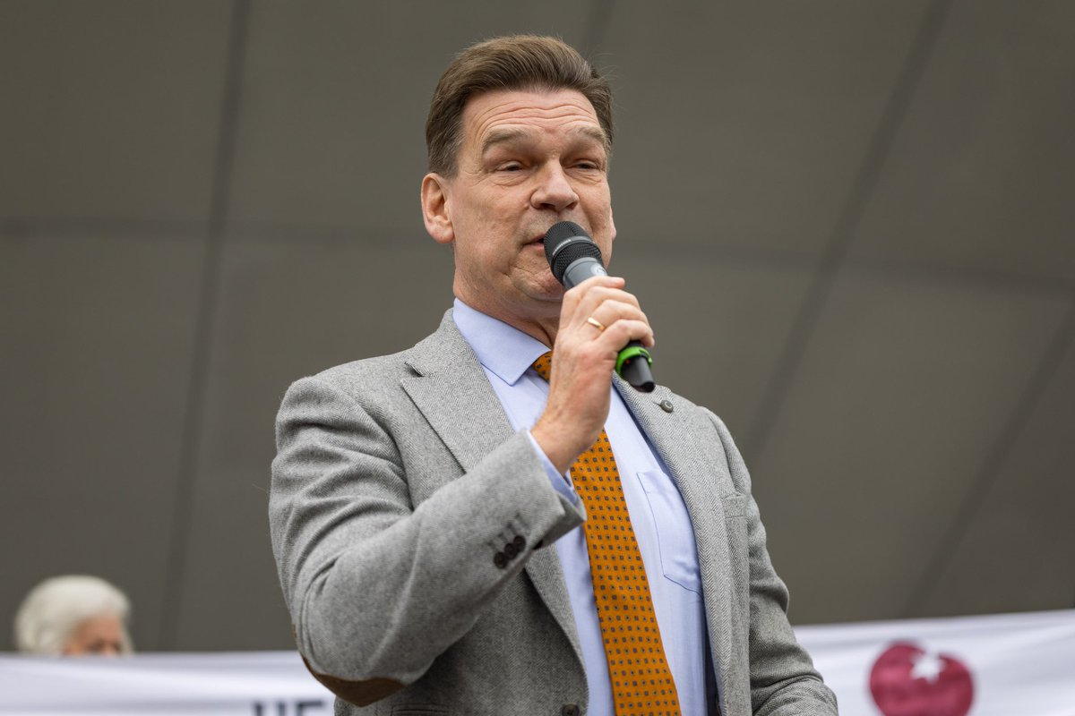 gemeenteheerlen's tweet photo. Massaal protest voor de deur van CZ! De gemeente en Ziekenhuisalliantie hebben vandaag opnieuw hun handen uitgestoken om samen met CZ en Zuyderland naar oplossingen te zoeken. Voor het personeelstekort bijv. Het kan en mag namelijk niet zo zijn dat de SEH, IC en het geboortecentrum verdwijnen uit het ziekenhuis in Heerlen. Dat zou een aderlating zijn voor de regio.