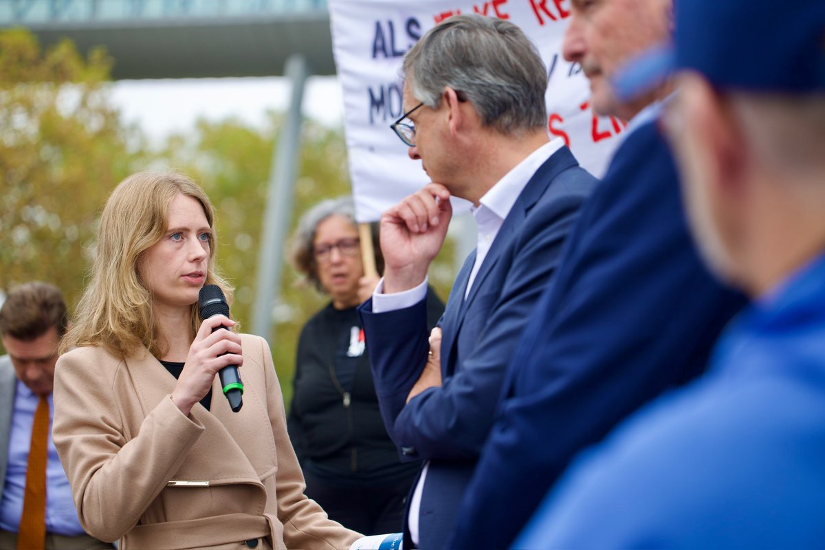 gemeenteheerlen's tweet photo. Massaal protest voor de deur van CZ! De gemeente en Ziekenhuisalliantie hebben vandaag opnieuw hun handen uitgestoken om samen met CZ en Zuyderland naar oplossingen te zoeken. Voor het personeelstekort bijv. Het kan en mag namelijk niet zo zijn dat de SEH, IC en het geboortecentrum verdwijnen uit het ziekenhuis in Heerlen. Dat zou een aderlating zijn voor de regio.