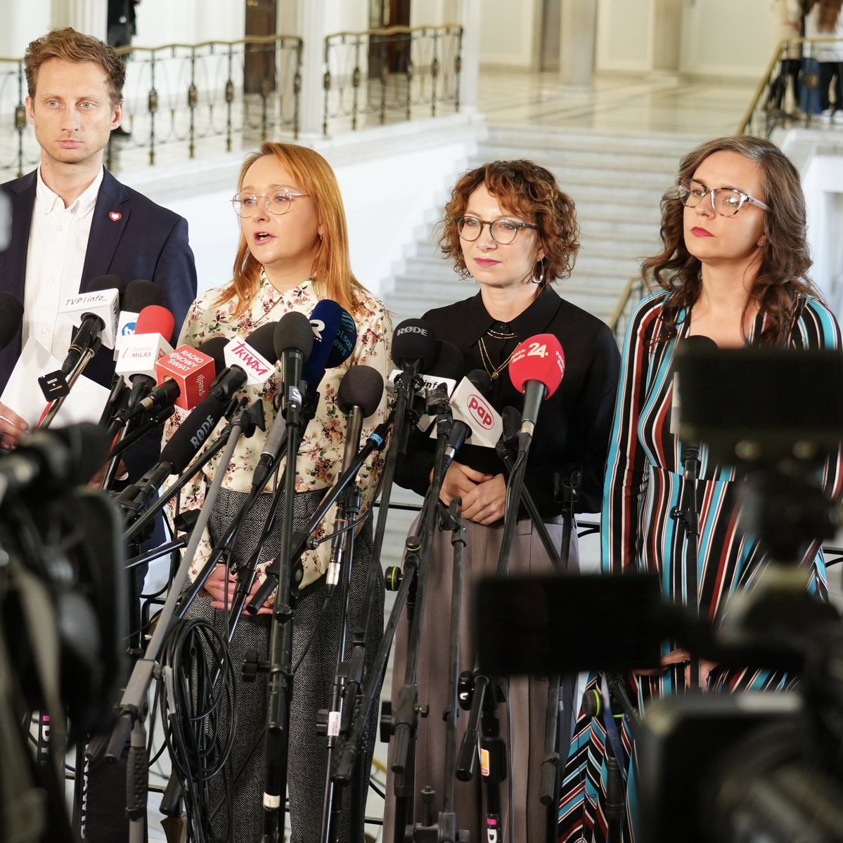 📢 Porozmawiajmy o bezpieczeństwie! 🛡️

👉 Dzisiaj razem z <a href="/JachiraKlaudia/">Klaudia Jachira</a>, <a href="/f_sterczewski/">Franek Sterczewski</a> i <a href="/dgpopiolek/">Daria Gosek-Popiołek</a> wystosowaliśmy pismo do Ministra Spraw Wewnętrznych i Administracji Tomasza Siemoniaka, w którym zapraszamy Ministra oraz Wiceministrów Czesława Mroczka i Macieja Duszczyka do