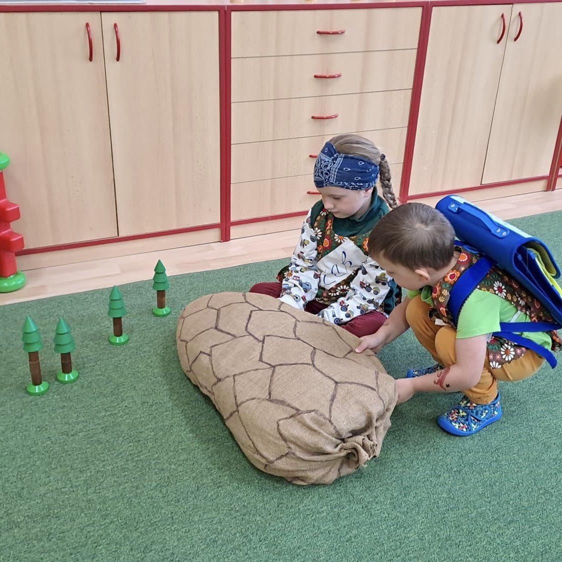 skolamachov's tweet image. O PALEČKOVI 👍🏻🌲🪢
Ve školce hrály děti divadelní představení.
#skolka #deti #divadlo #predstaveni #opaleckovi #palecek #kindergarten #kids #children #theater #performance #tomthumb #thumb