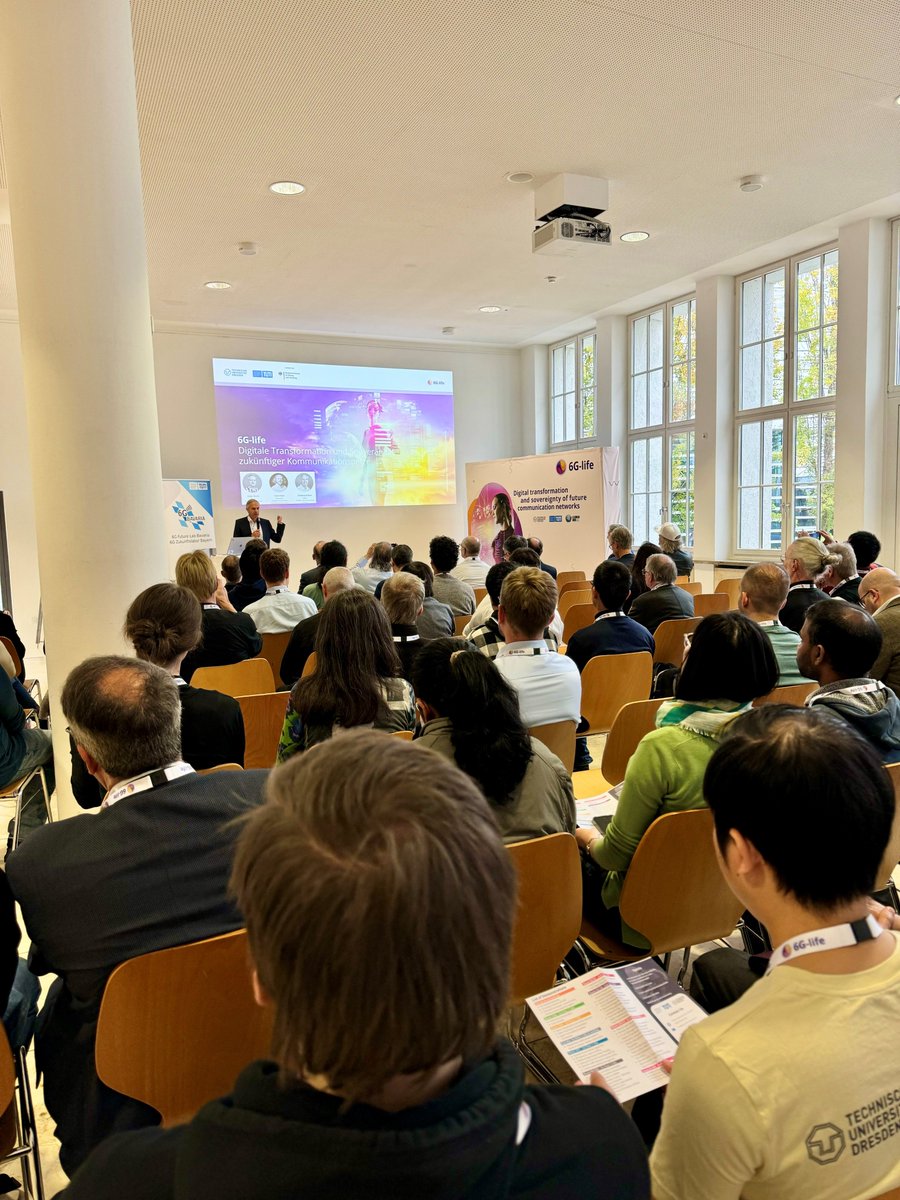 🥨 Labs, Latency, and Laugenbrezeln 🥨
On our second day in #Munich, we had an incredible experience at the 6G Open Lab Day, hosted by @BayernInnovativ.  
We explored a fascinating variety of #technologies, #demonstrators and #labs, offering deep insights into  research.