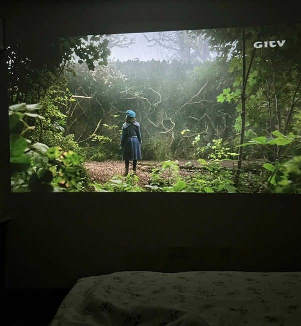 Carl31693049's tweet photo. Lying on the bed watching the projection TV, I really want to rest every day
I like the atmosphere at night✨Turn on the air conditioner and watch a movie https://t.co/xMn5CHjp7x