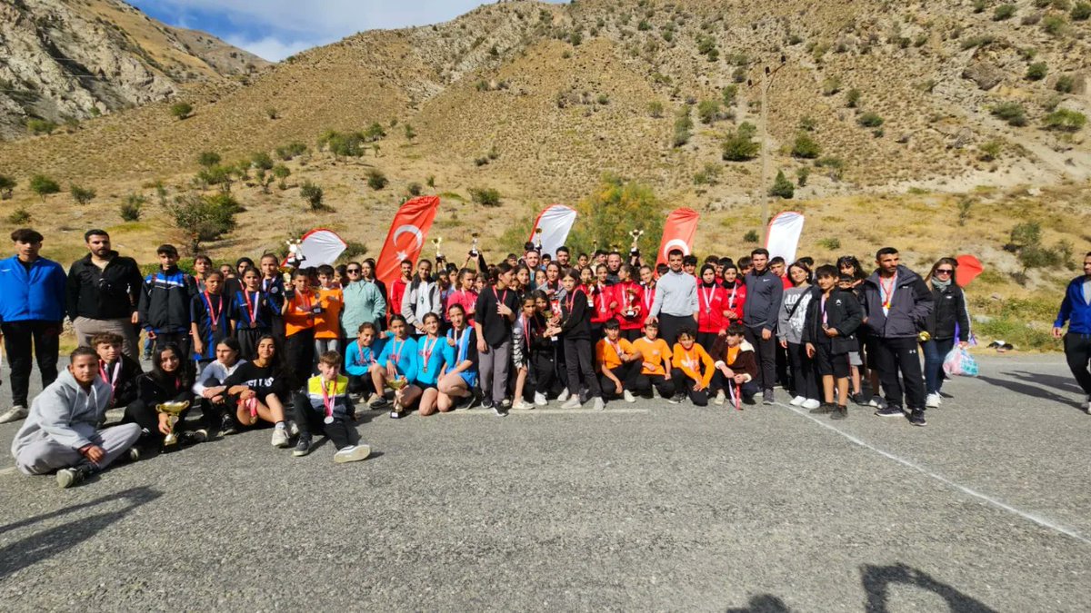 📌Okul Sporları kızlar/erkekler kros gençler a-b ve yıldızlar kategorilerindeki yarışları  gerçekleştirildi.

📌Yarışmalar sonunda dereceye giren sporculara gerçekleştirilen ödül töreni ile ödülleri verildi.

🏃🏻🏃🏻‍♀️🏃🏻‍♂️

<a href="/OA_BAK/">Dr. Osman Aşkın Bak</a> 
<a href="/gencliksporbak/">Gençlik ve Spor Bakanlığı 🇹🇷</a> 
<a href="/alicelik_64/">Ali Çelik</a>