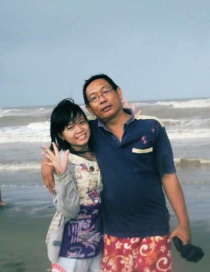 lovelymoou's tweet photo. Happy forever 62 papaa! Sampe sekarang selalu mikir, aku kalo pengen dijemput, nanti mau minta jemput sama siapa ya? Kalo alergi ku kumat siapa yang buru2 beli kelapa ijo? Siapa ya yg selalu muji masakan sm kue ku yg gagal? Kayanya cuman papa yg bangga punya aku 💖 https://t.co/2LHZAfMiH3