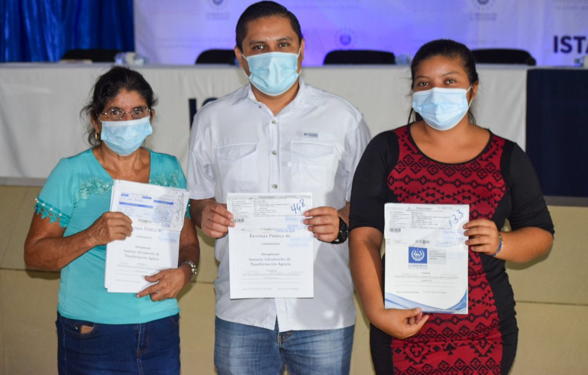 sam_rivas7's tweet photo. #JUSTICIA ✊🏻 || Afectados con el caso de la #Lotificadora_ARGOZ recibirán hoy sus escrituras.
Lo que surgió de una visita territorial, poco a poco fue avanzando, los delincuentes de #ARGOZ comenzaron a caer y hoy cientos de familias, obtendrán seguridad jurídica. 🙏🏻 https://t.co/QAPXkZWXGT