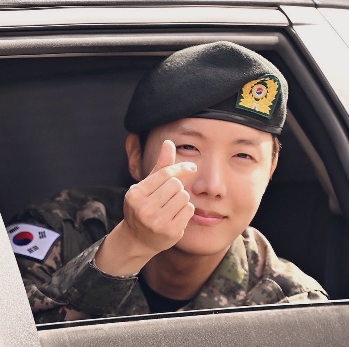 PetitChouz's tweet photo. I vote #jhope for #2024MAMAVOTE https://t.co/IHVuZXwQa7