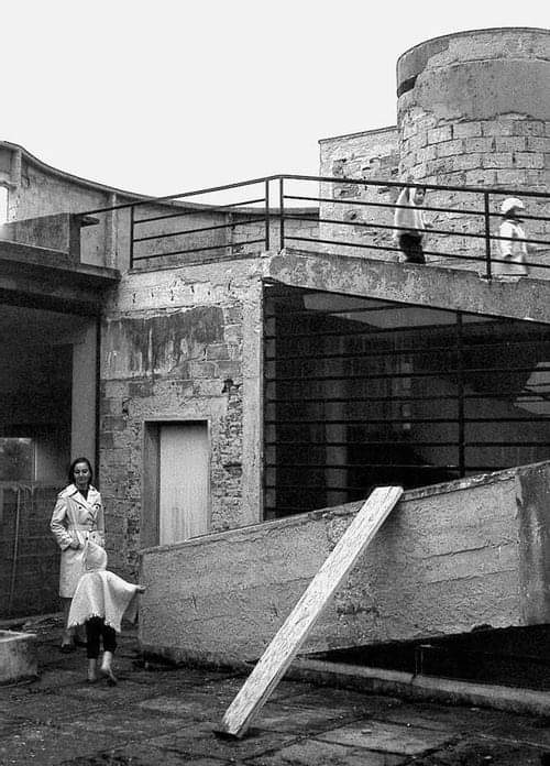 areasvellas's tweet photo. ...Villa Savoye... before restoration #architecture #arquitectura #LeCorbusier #Savoye https://t.co/DvxlD1Gztx