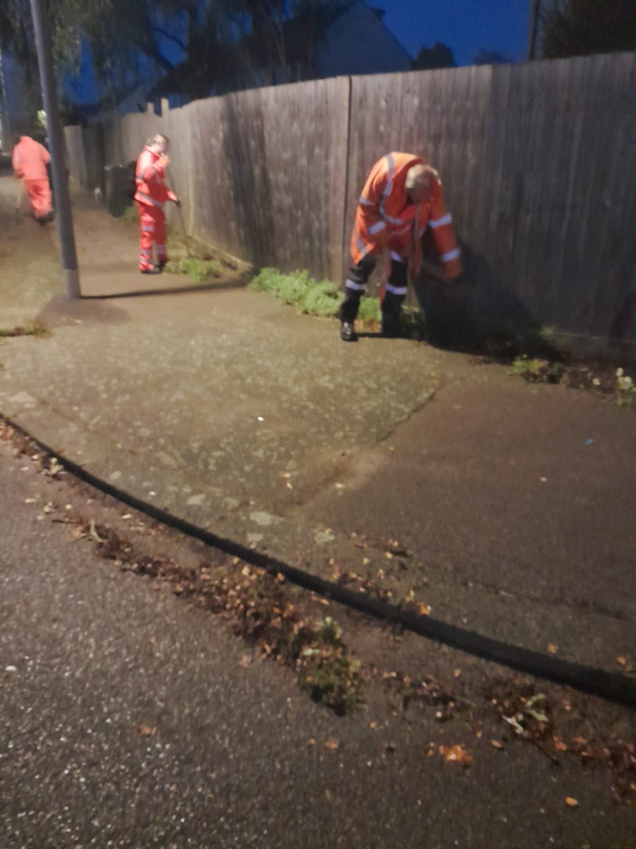 lutoncouncil's tweet photo. Our street cleansing team were out and about today litter picking, weeding, scraping and sweeping  #FridayCleanUp🚯🧹

Great work being done to keep our streets clean and tidy 👏 https://t.co/JqtgVELl2C
