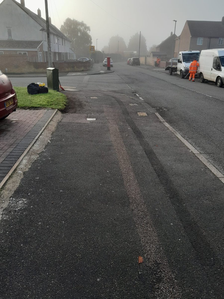 lutoncouncil's tweet photo. Our street cleansing team were out and about today litter picking, weeding, scraping and sweeping  #FridayCleanUp🚯🧹

Great work being done to keep our streets clean and tidy 👏 https://t.co/JqtgVELl2C