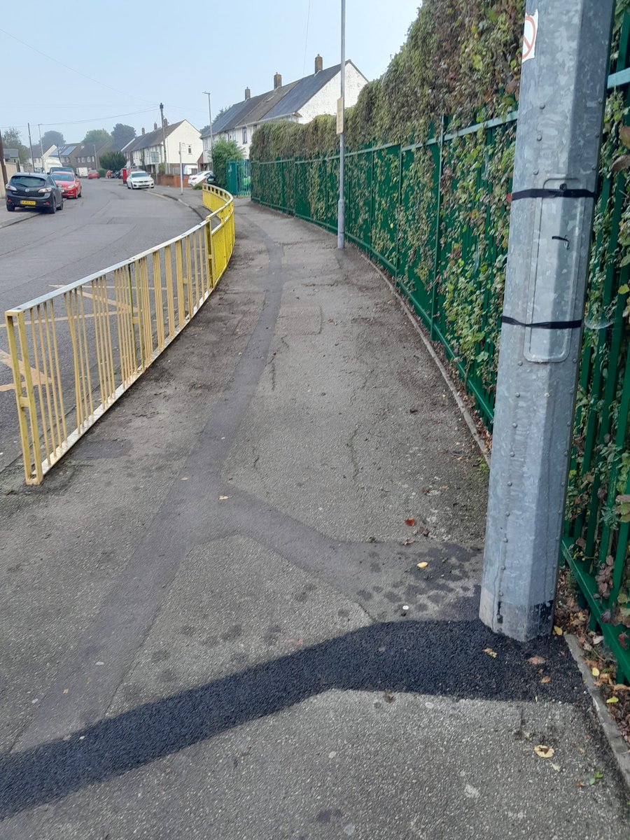 lutoncouncil's tweet photo. Our street cleansing team were out and about today litter picking, weeding, scraping and sweeping  #FridayCleanUp🚯🧹

Great work being done to keep our streets clean and tidy 👏 https://t.co/JqtgVELl2C