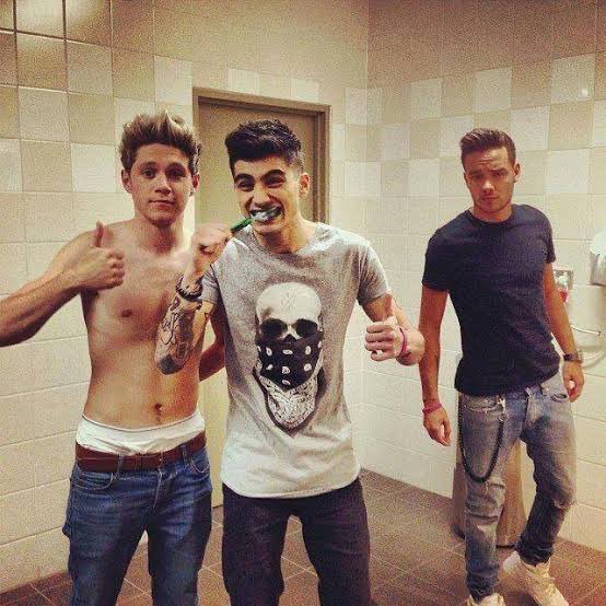 danreal57's tweet photo. Niall no sabía que ese sería su último abrazo
Zayn no pudo le pudo dar un último abrazo
Niall no sabia que esa era su última despedida
Zayn no pudo despedirse y decirle cuánto lo respetaba
#Liam_Payne https://t.co/xayueXo35u