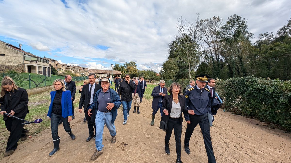 Gendarmerie_042's tweet photo. Des militaires de la @Gendarmerie_042 mobilisé lors des inondations ont pu rencontrer à #Chavanay les ministres @AgnesRunacher et @NDaragon
@Prefecture42 https://t.co/niNVZ0mQKk