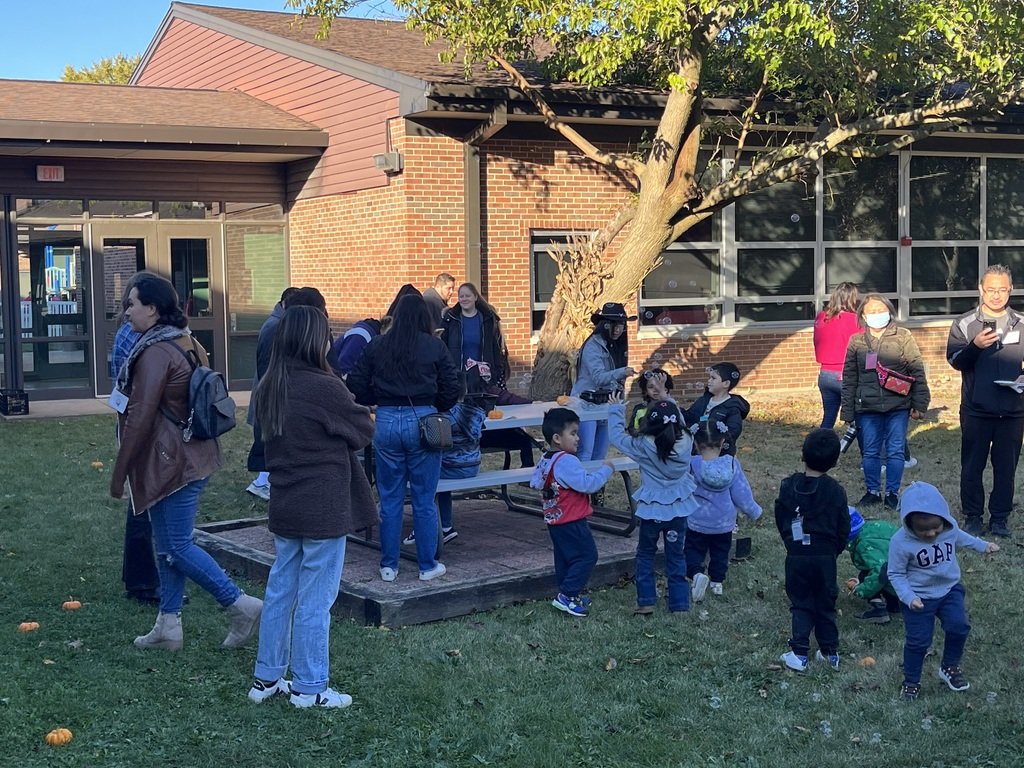 WPrimary50's tweet photo. YE-HAW! Our EC/WELE students are having a fabulous time at our Round Up Event. The students and families got to go on a hay ride, play games and enjoy some pumpkin fun!! https://t.co/Wx92VBbqmP