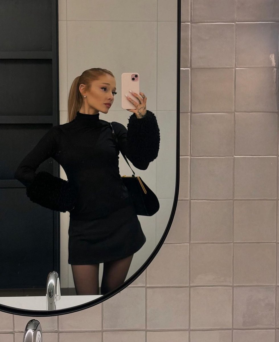 PopBase's tweet image. Ariana Grande stuns in new selfies.