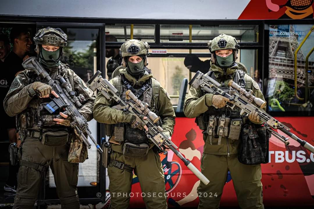 The RAID (French police intervention group) equipped with our Ultima Ratio new generation at Eurosatory 2024🔥

Photo credit: <a href="/gtphotosecours/">GTPHOTOSECOURS</a>  📸
