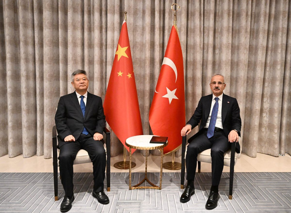 uyalcin_'s tweet photo. Ulaştırma ve Altyapı Bakanımız Sn. @a_uraloglu ev sahipliğinde gerçekleşen Shaanxi Eyaleti Çin Halk Siyasi Danışma Konferansı Başkanı Xu Xingrong ve beraberindeki heyet ile yapılan görüşmeye katılım sağladık. 

BTK Demiryolu Hattı ve Orta Koridor taşımalarımız ile demiryolu taşımacılığının iki önemli temsilci ülkesi olarak ulaştırma koridorlarının gelişimi için çalışıyoruz.   

Türkiye ve Çin arasındaki ekonomik iş birliklerinin demiryollarımızın ilerlemesine sağlayacağı büyük katkıya inanıyoruz #TürkiyeHızlanıyor🇹🇷