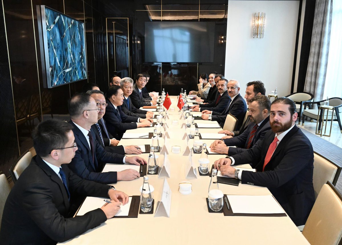 uyalcin_'s tweet photo. Ulaştırma ve Altyapı Bakanımız Sn. @a_uraloglu ev sahipliğinde gerçekleşen Shaanxi Eyaleti Çin Halk Siyasi Danışma Konferansı Başkanı Xu Xingrong ve beraberindeki heyet ile yapılan görüşmeye katılım sağladık. 

BTK Demiryolu Hattı ve Orta Koridor taşımalarımız ile demiryolu taşımacılığının iki önemli temsilci ülkesi olarak ulaştırma koridorlarının gelişimi için çalışıyoruz.   

Türkiye ve Çin arasındaki ekonomik iş birliklerinin demiryollarımızın ilerlemesine sağlayacağı büyük katkıya inanıyoruz #TürkiyeHızlanıyor🇹🇷