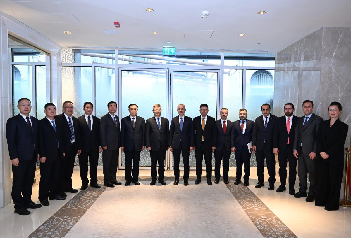 uyalcin_'s tweet photo. Ulaştırma ve Altyapı Bakanımız Sn. @a_uraloglu ev sahipliğinde gerçekleşen Shaanxi Eyaleti Çin Halk Siyasi Danışma Konferansı Başkanı Xu Xingrong ve beraberindeki heyet ile yapılan görüşmeye katılım sağladık. 

BTK Demiryolu Hattı ve Orta Koridor taşımalarımız ile demiryolu taşımacılığının iki önemli temsilci ülkesi olarak ulaştırma koridorlarının gelişimi için çalışıyoruz.   

Türkiye ve Çin arasındaki ekonomik iş birliklerinin demiryollarımızın ilerlemesine sağlayacağı büyük katkıya inanıyoruz #TürkiyeHızlanıyor🇹🇷