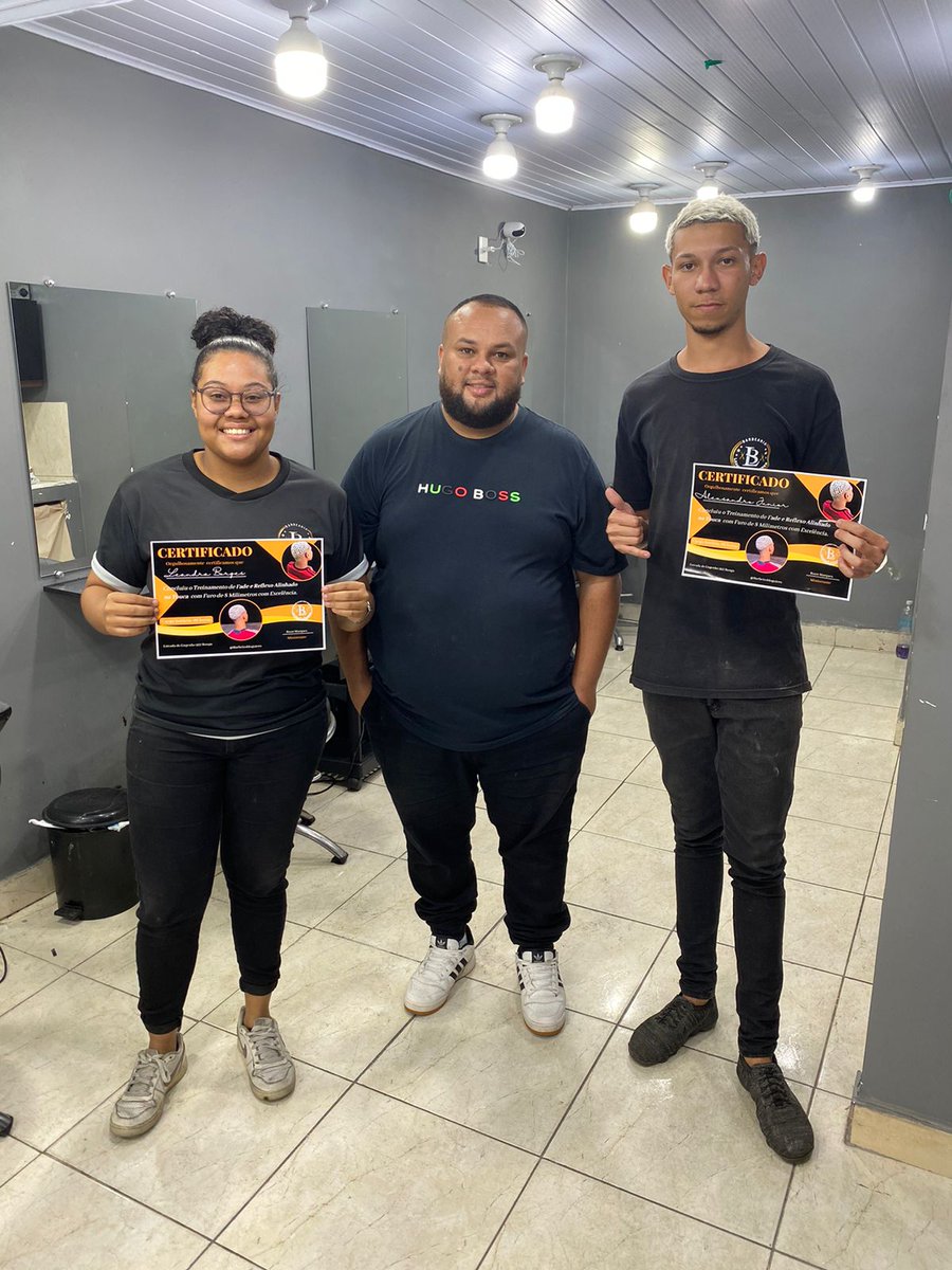 RuanDoCorteOfc's tweet photo. Curso de reflexo alinhado apresentado por mim 🙏💈✂️📏 https://t.co/CJC8k0cYEo