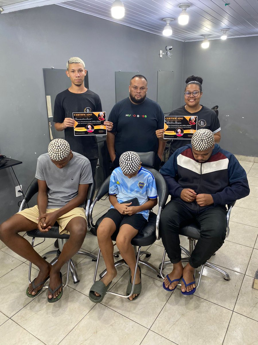 RuanDoCorteOfc's tweet photo. Curso de reflexo alinhado apresentado por mim 🙏💈✂️📏 https://t.co/CJC8k0cYEo