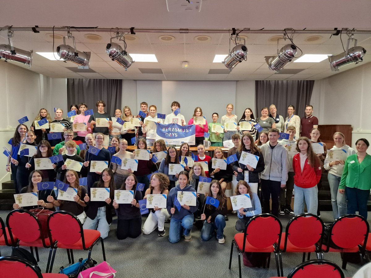 LyceeDautetLR's tweet photo. Fin de la première semaine de l'échange franco-allemand Erasmus+. Des élèves et des enseignants ravis ! 👍 Bon retour en Allemagne. @AllemagneBdx @DSDEN17 @franceallgne @SRAREICPoitiers @micard_sylvain @EUErasmusPlus @isbl_drarig https://t.co/xJOdUKiSSB
