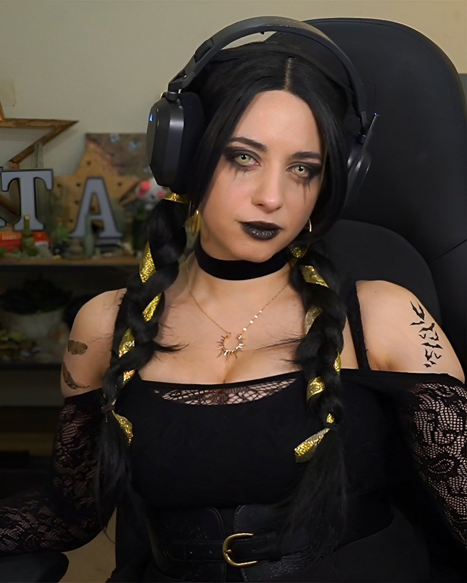 sweetanita's tweet photo. I was told that gold isn't goth. Do you think they were right? https://t.co/TkI39p3FAL
