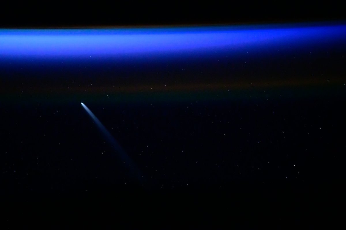 NASAEarth's tweet photo. @Space_Station Keep your eyes on the night sky from Oct. 14-24  – the comet is still visible above the western horizon, rising higher in the sky as it moves away from the Sun. The comet may return in 80,000 years, or its path could take it out of the solar system. https://t.co/UtdI7hKGC4 https://t.co/uhxCG7bTf3