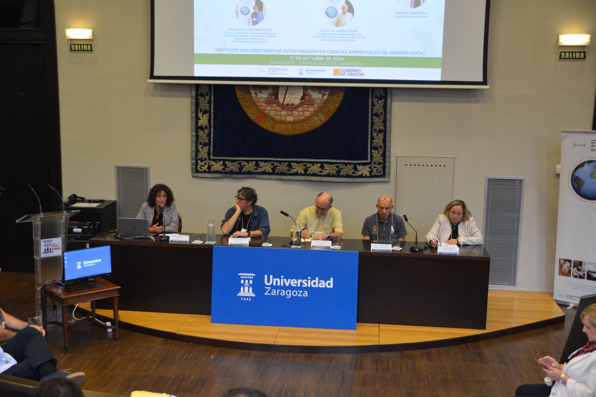 🗨️🌍La mesa redonda One Health, moderada por la periodista Maribel Guardiola, contó con la participación de Pilar Goñi <a href="/EnvironHealth_/">Water & Environmental Health (AySA)</a> <a href="/unizar/">Universidad Zaragoza</a>, Carmelo Ortega <a href="/FVeterinariaUZ/">FacVeterinariaUNIZAR</a>; Carlos Palacios <a href="/usal/">Universidad de Salamanca</a> y José Luis Simón Gómez <a href="/GeologiaUz/">Geologia_Unizar 🍉</a> <a href="/geotransferIUCA/">GeotransferIUCA</a>.