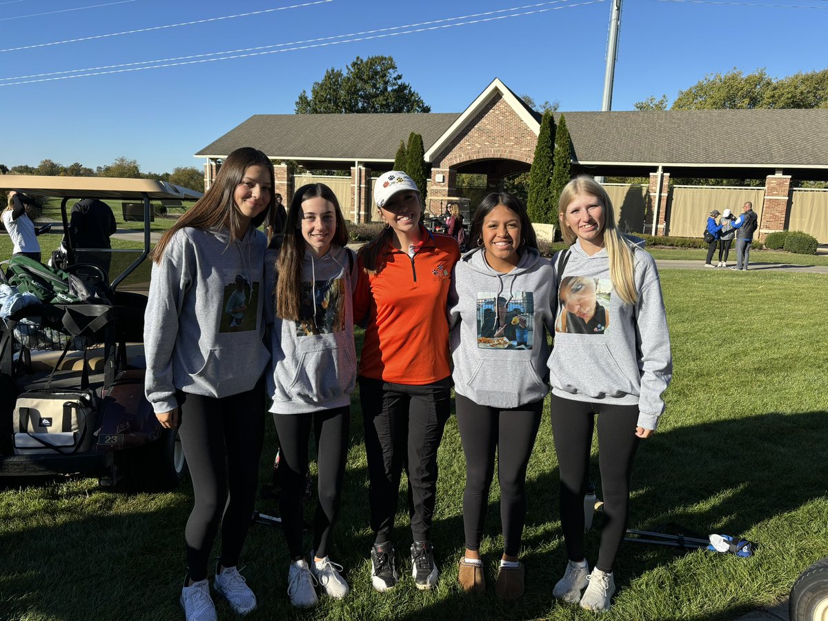 1K_kid87's tweet photo. #clcGirlsGolf Delaney and the girls early this morning at the Girls 2A State Tournament.
Good Luck Delaney, we are so proud of you! #WeBeCG https://t.co/SoWtJRQWm2