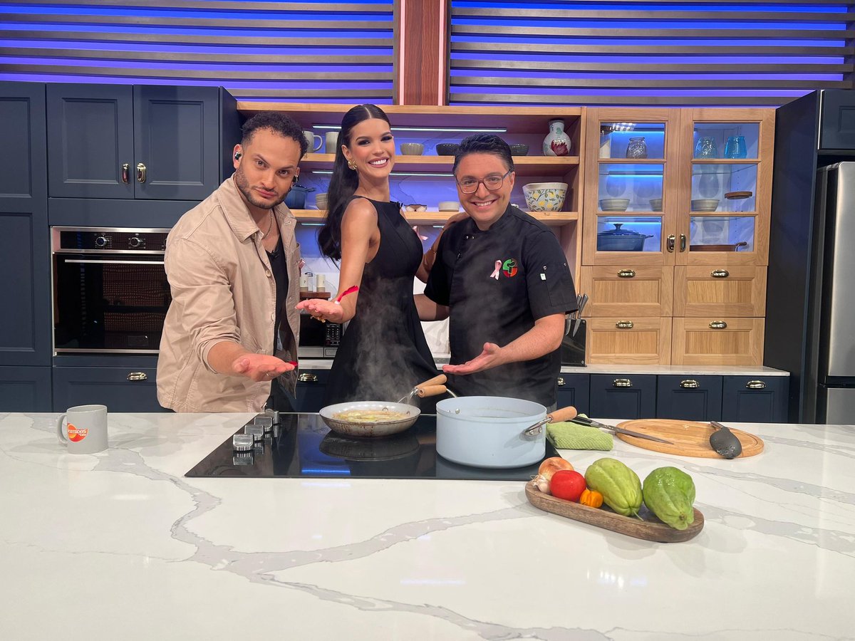 ¡Listos para preparar una receta deliciosa junto al mago de la cocina <a href="/Merlingessen/">Merlin Gessen</a> 🧑‍🍳 ✨ junto a <a href="/JordanMendoza1/">Jordan Mendoza</a> y nuestra reina #IleanaMarquezPedroza acompañan a nuestro chef para aprender a realizar un platillo exquisito 😋. Conéctate ya a #VenevisionPlay 📲 y disfruta de